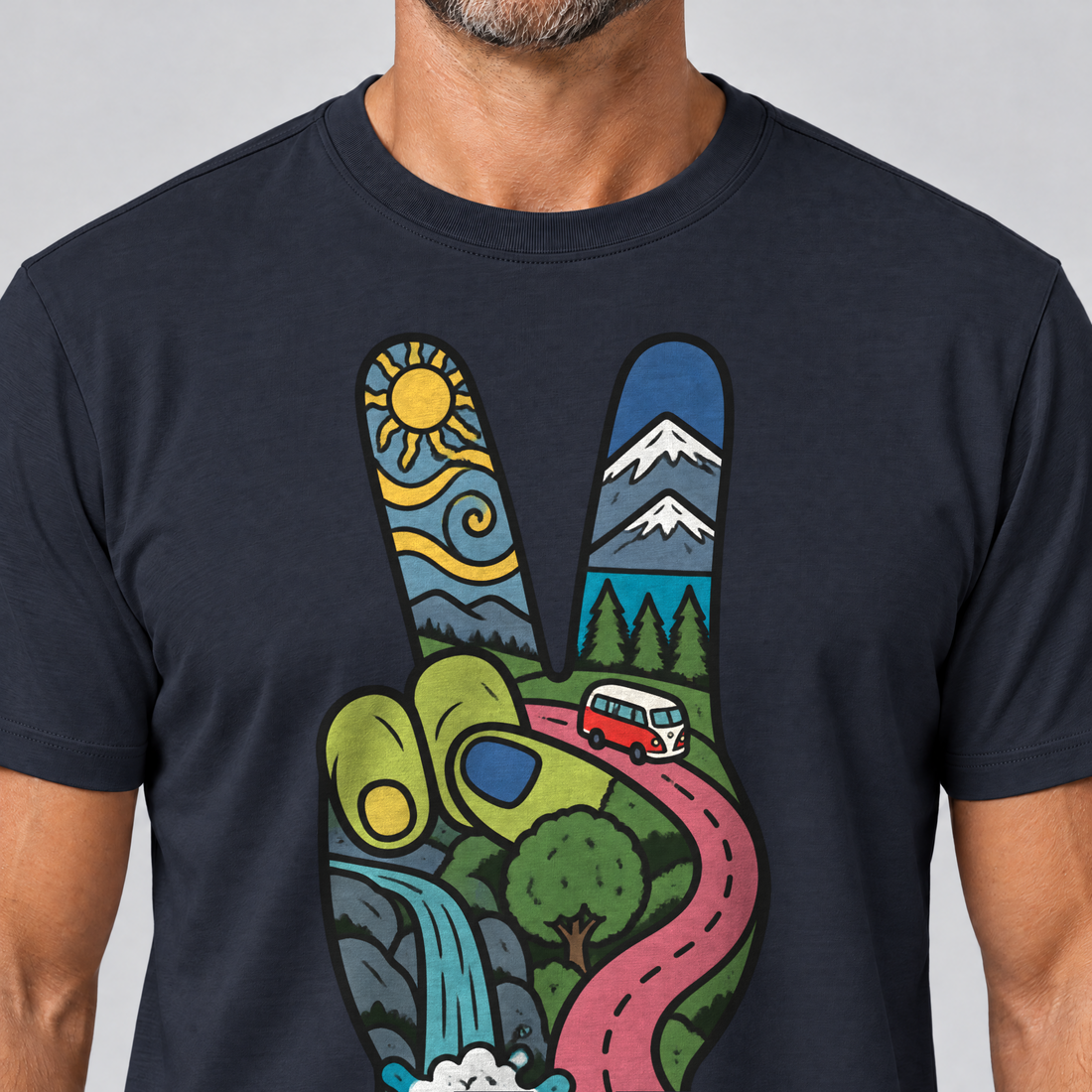 Nahaufnahme des Drucks: Peace-Hand mit Landschaft – T-Shirt Unisex in Navy, von einem Mann getragen