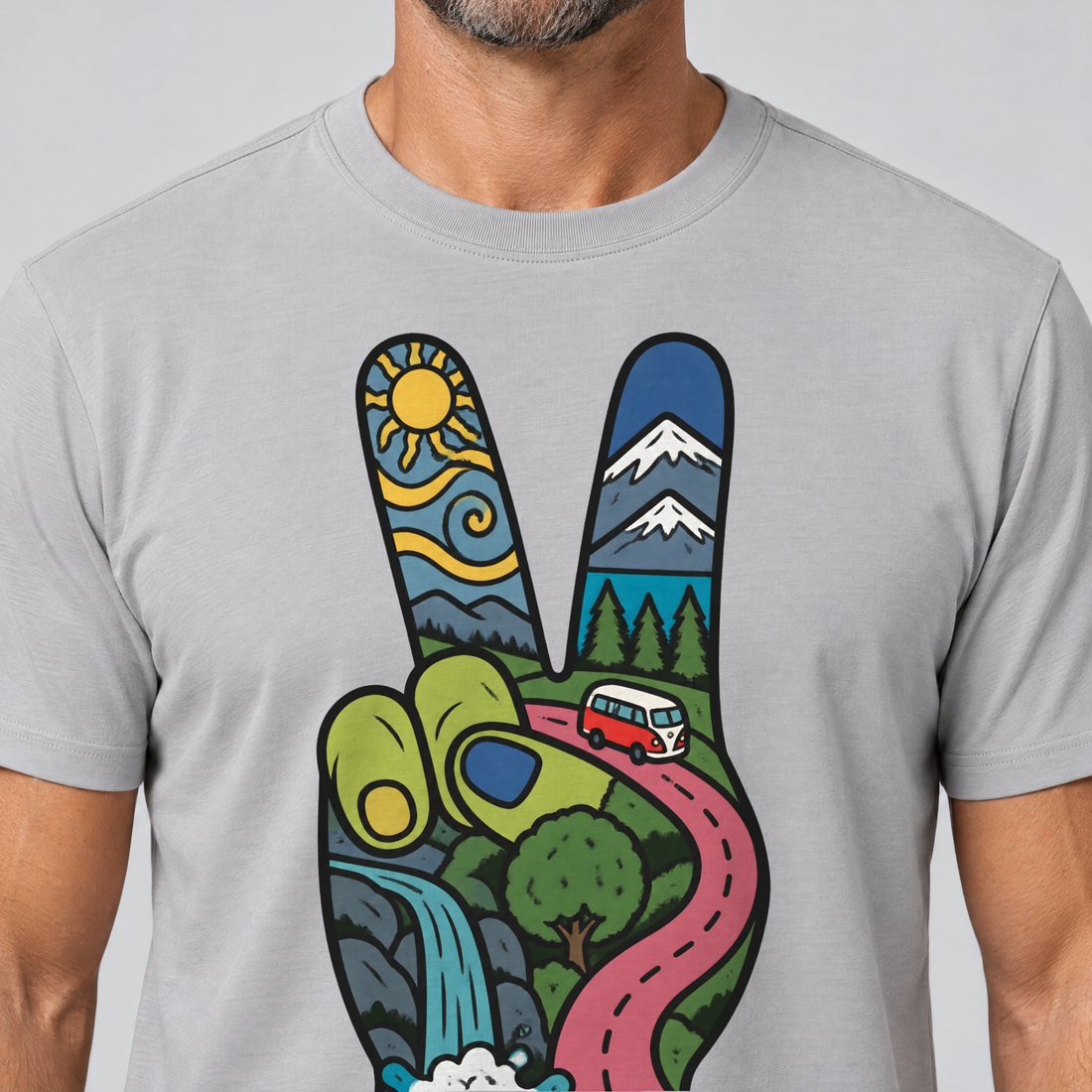 Nahaufnahme des Drucks: Peace-Hand mit Landschaft – T-Shirt Unisex in Hellgrau, von einem Mann getragen