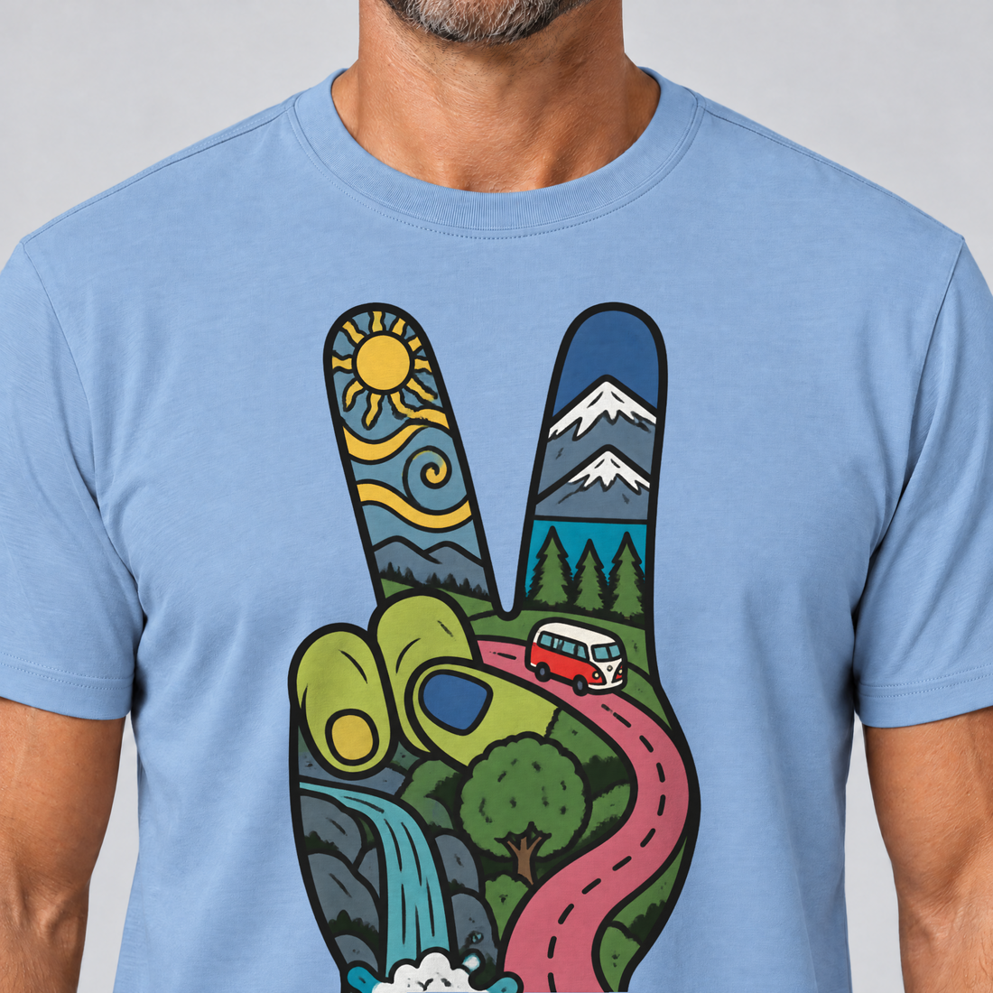 Nahaufnahme des Drucks: Peace-Hand mit Landschaft – T-Shirt Unisex in Himmelblau, von einem Mann getragen