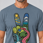 Nahaufnahme des Drucks: Peace-Hand mit Landschaft – T-Shirt Unisex in Steinblau, von einem Mann getragen