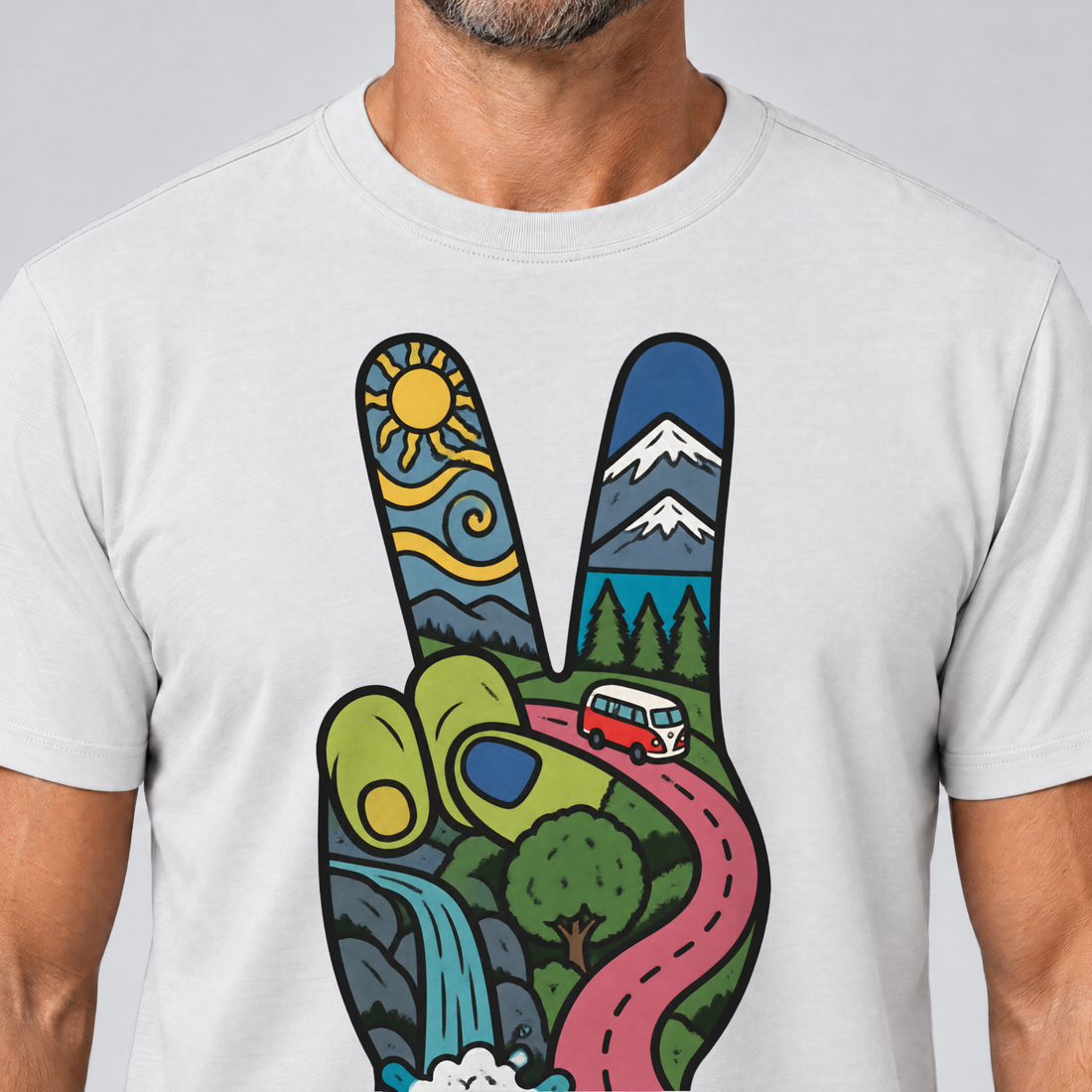 Nahaufnahme des Drucks: Peace-Hand mit Landschaft – T-Shirt Unisex in Weiß, von einem Mann getragen