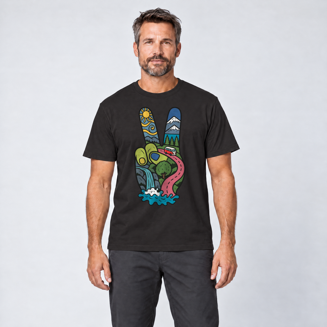 Mann trägt Peace-Hand mit Landschaft – T-Shirt Unisex in Schwarz, Ansicht von vorn