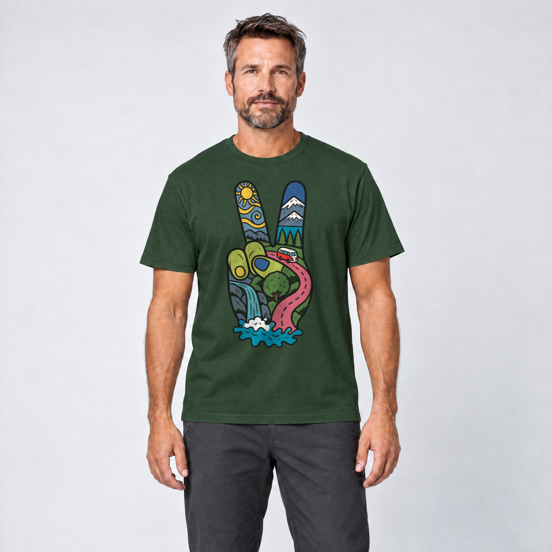 Mann trägt Peace-Hand mit Landschaft – T-Shirt Unisex in Flaschengrün, Ansicht von vorn