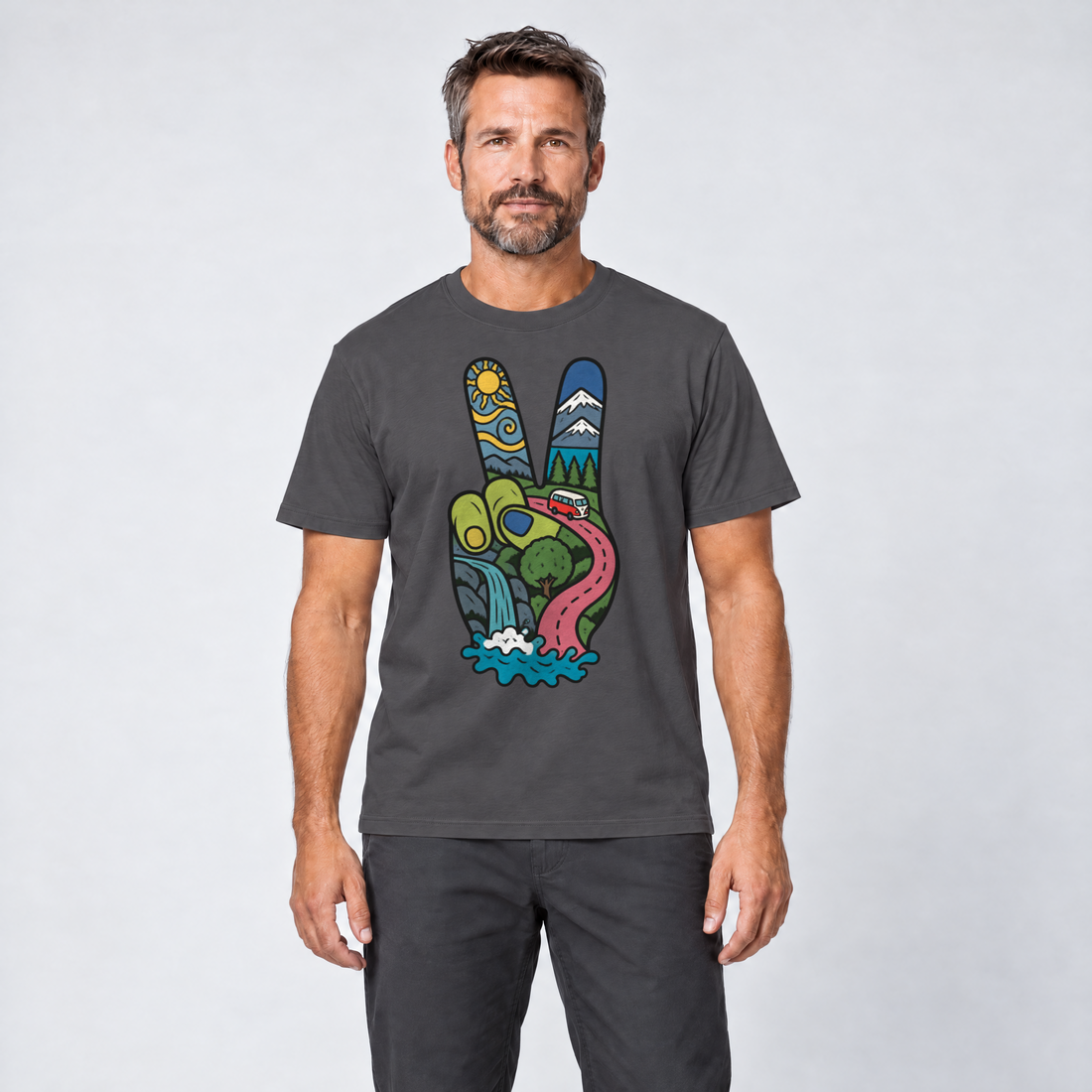 Mann trägt Peace-Hand mit Landschaft – T-Shirt Unisex in Dunkelgrau, Ansicht von vorn