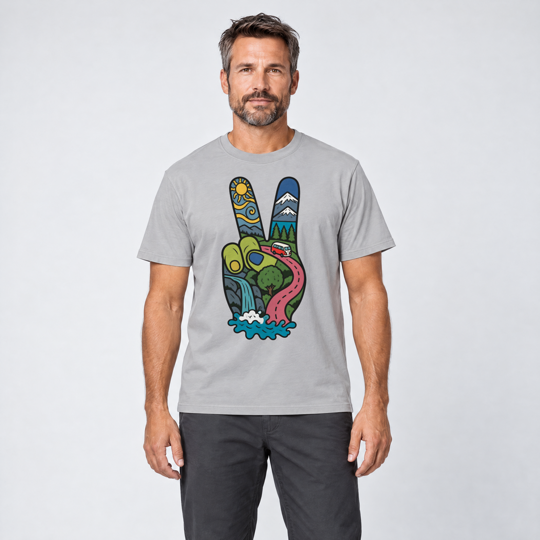 Mann trägt Peace-Hand mit Landschaft – T-Shirt Unisex in Hellgrau, Ansicht von vorn