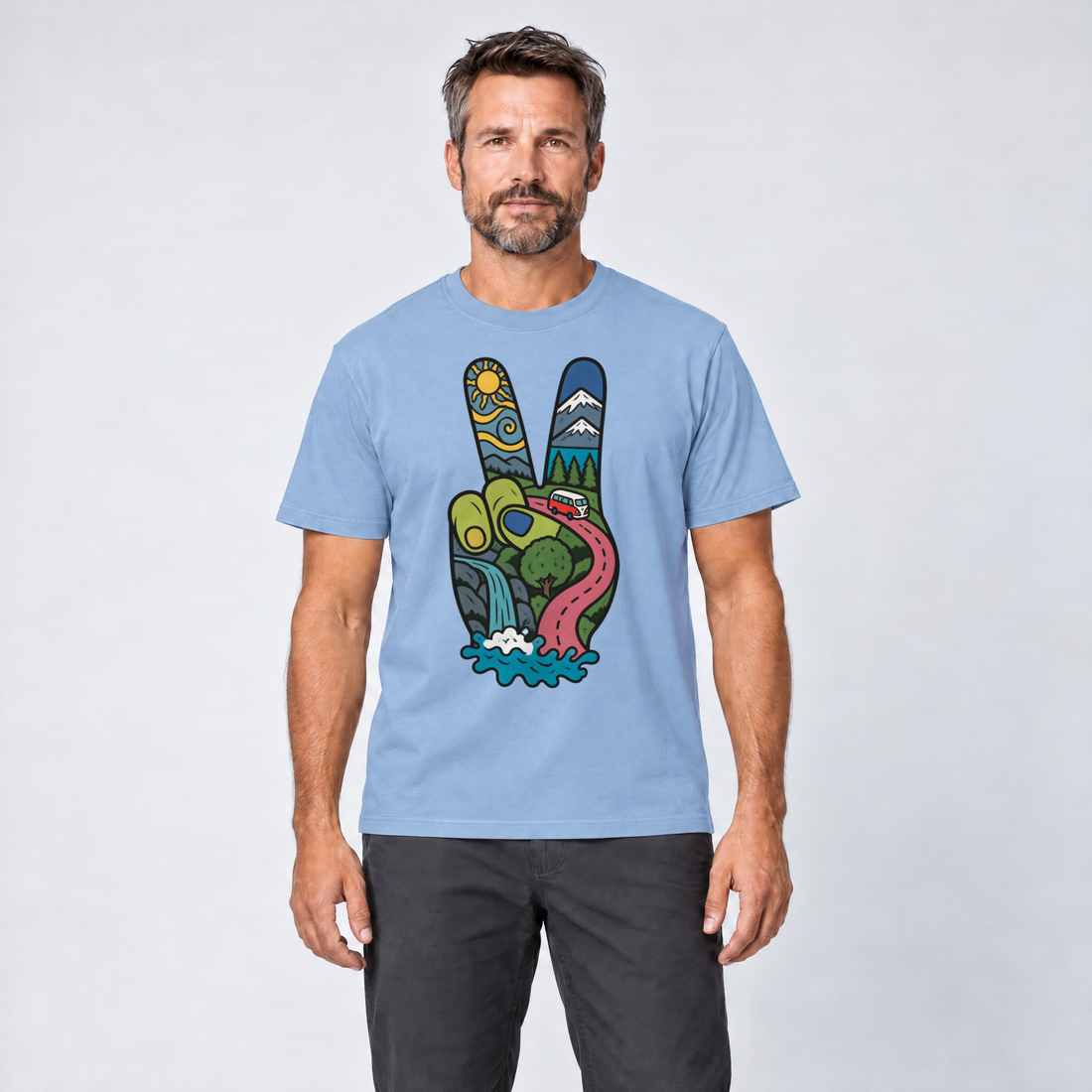 Mann trägt Peace-Hand mit Landschaft – T-Shirt Unisex in Himmelblau, Ansicht von vorn