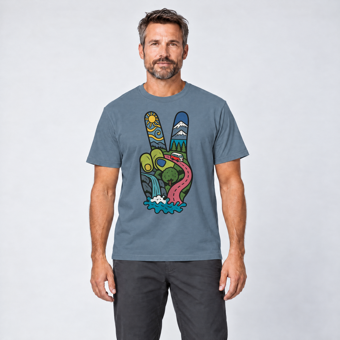 Mann trägt Peace-Hand mit Landschaft – T-Shirt Unisex in Steinblau, Ansicht von vorn