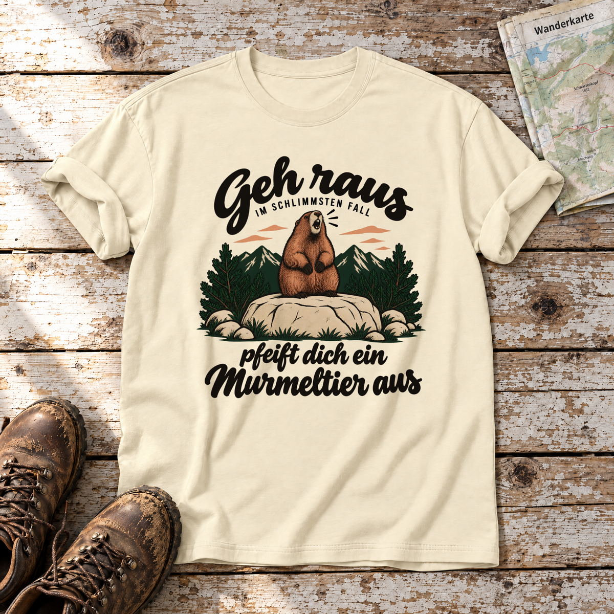 Pfeift dich ein Murmeltier aus – T-Shirt Unisex in Natur, flach liegend auf alten Holzbrettern mit Wanderschuhen und Wanderkarte.