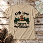 Pfeift dich ein Murmeltier aus – T-Shirt Unisex in Sand, flach liegend auf alten Holzbrettern mit Wanderschuhen und Wanderkarte.