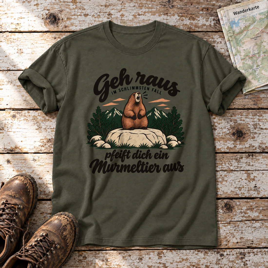 Pfeift dich ein Murmeltier aus – T-Shirt Unisex in Oliv, flach liegend auf alten Holzbrettern mit Wanderschuhen und Wanderkarte.