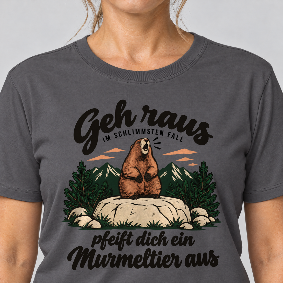 Nahaufnahme des Drucks: Pfeift dich ein Murmeltier aus – T-Shirt Unisex in Dunkelgrau, von einer Frau getragen