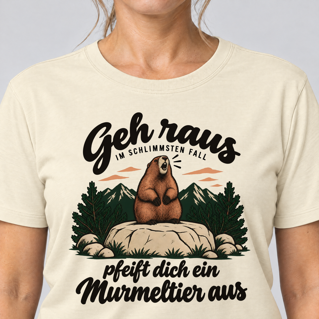 Nahaufnahme des Drucks: Pfeift dich ein Murmeltier aus – T-Shirt Unisex in Natur, von einer Frau getragen