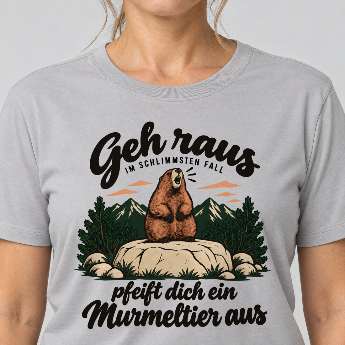 Nahaufnahme des Drucks: Pfeift dich ein Murmeltier aus – T-Shirt Unisex in Hellgrau, von einer Frau getragen