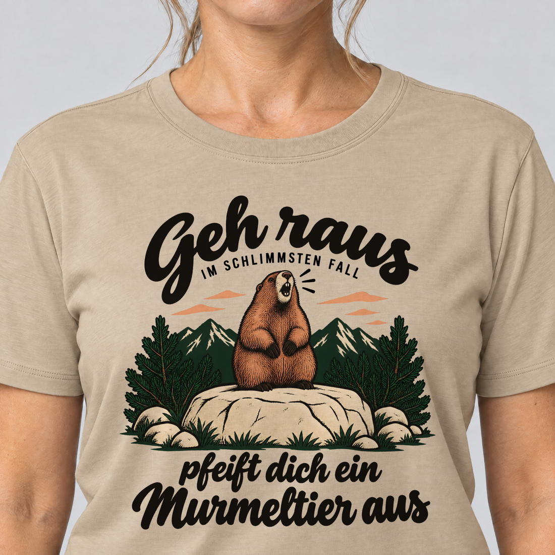 Nahaufnahme des Drucks: Pfeift dich ein Murmeltier aus – T-Shirt Unisex in Sand, von einer Frau getragen