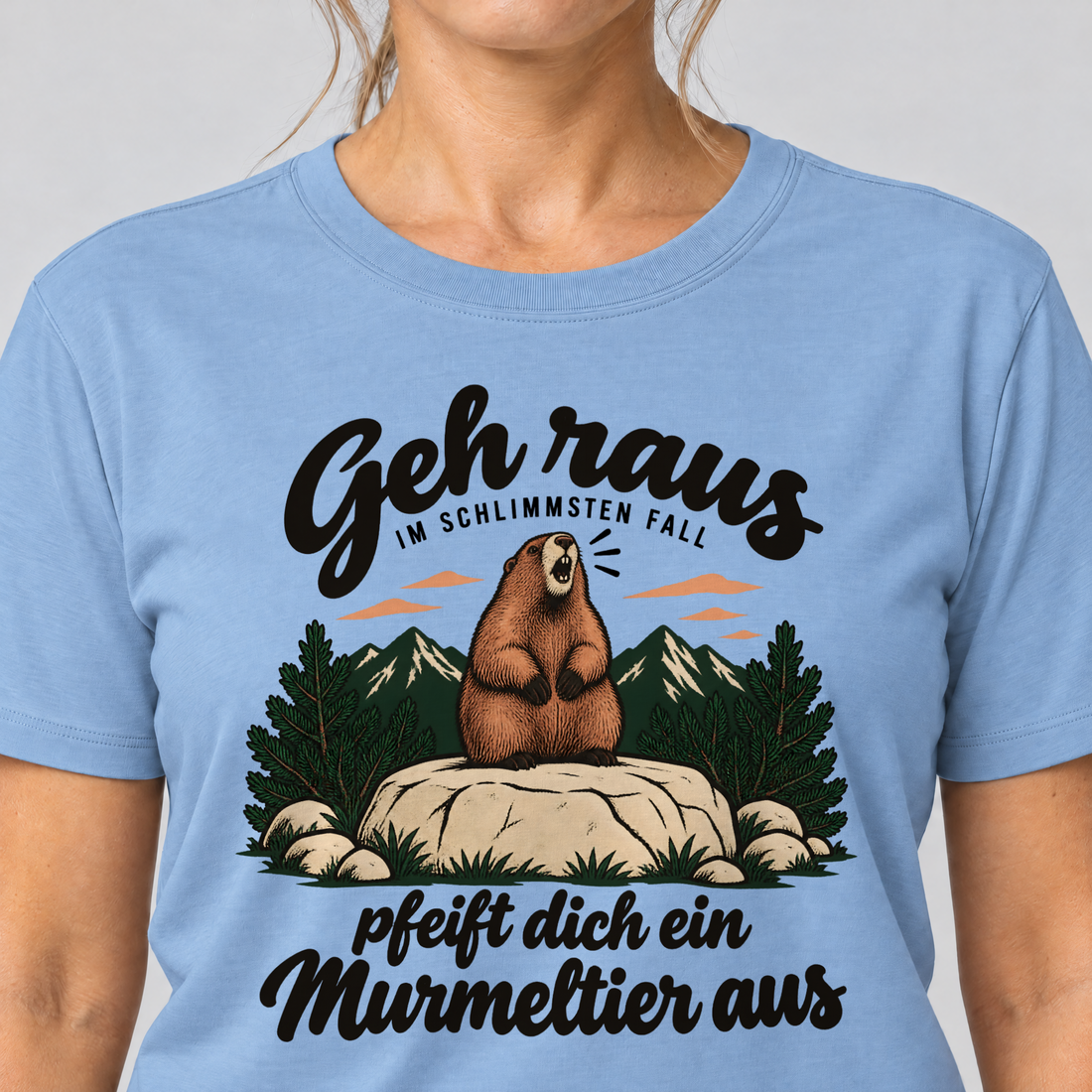 Nahaufnahme des Drucks: Pfeift dich ein Murmeltier aus – T-Shirt Unisex in Himmelblau, von einer Frau getragen