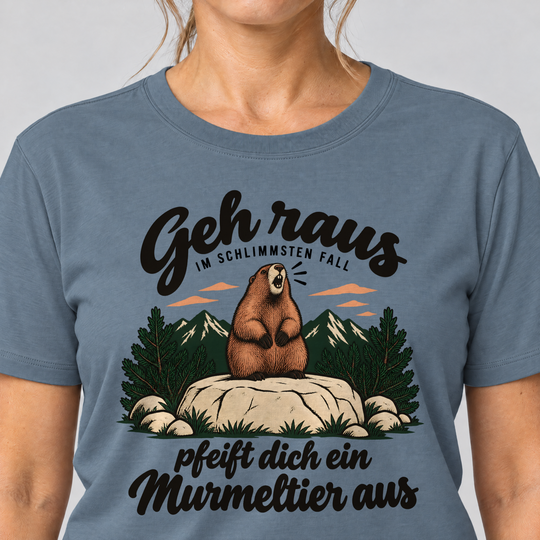 Nahaufnahme des Drucks: Pfeift dich ein Murmeltier aus – T-Shirt Unisex in Steinblau, von einer Frau getragen