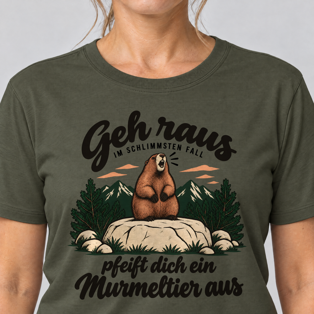 Nahaufnahme des Drucks: Pfeift dich ein Murmeltier aus – T-Shirt Unisex in Oliv, von einer Frau getragen