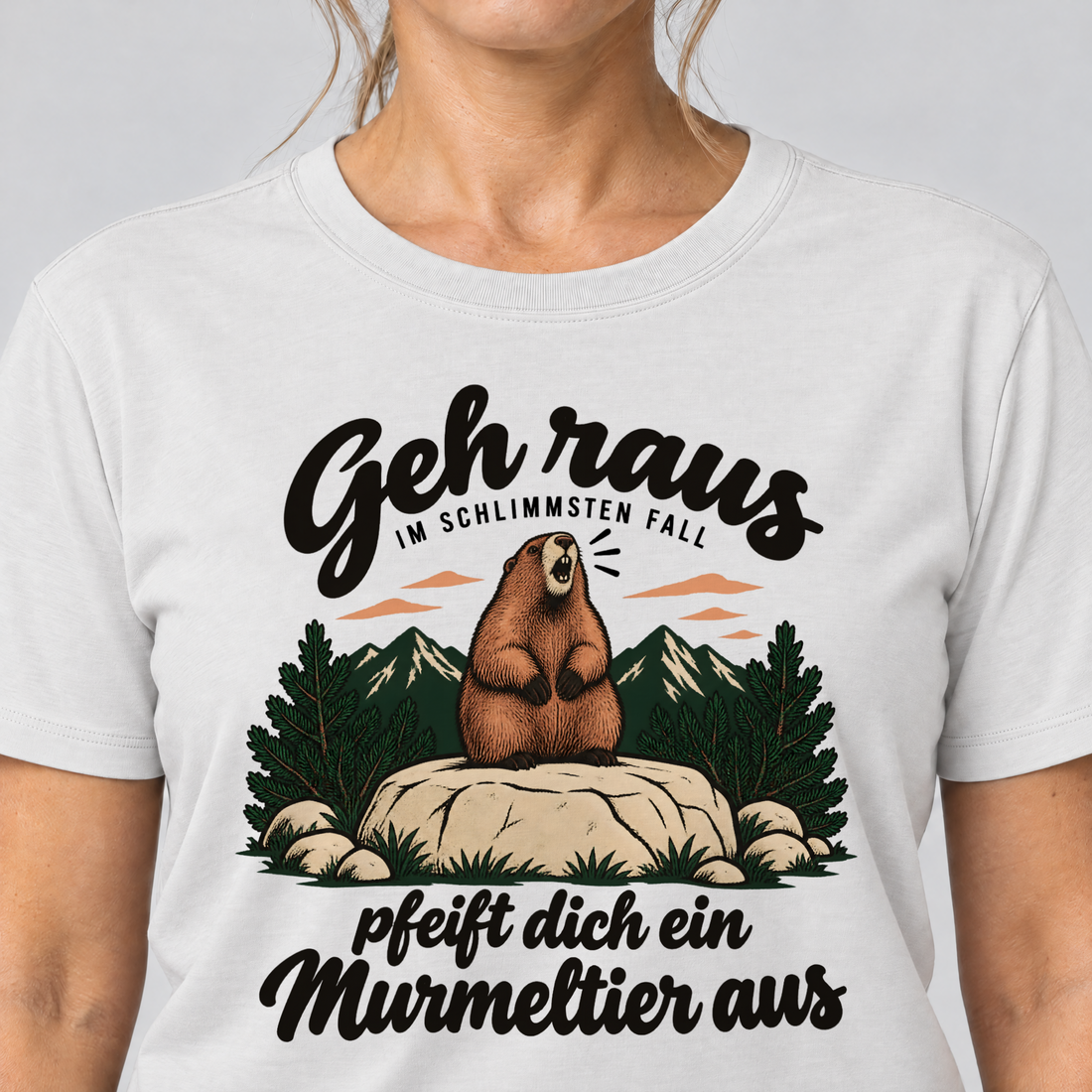 Nahaufnahme des Drucks: Pfeift dich ein Murmeltier aus – T-Shirt Unisex in Weiß, von einer Frau getragen