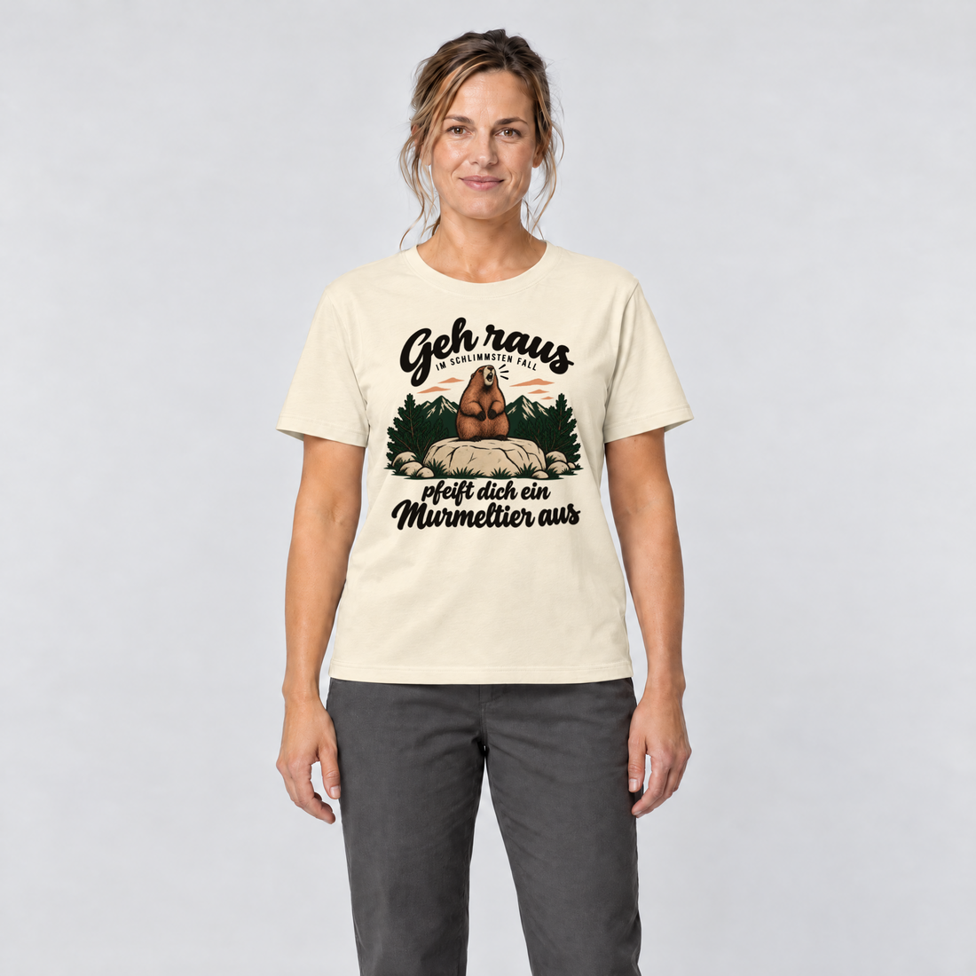 Frau trägt Pfeift dich ein Murmeltier aus – T-Shirt Unisex in Natur, Ansicht von vorn