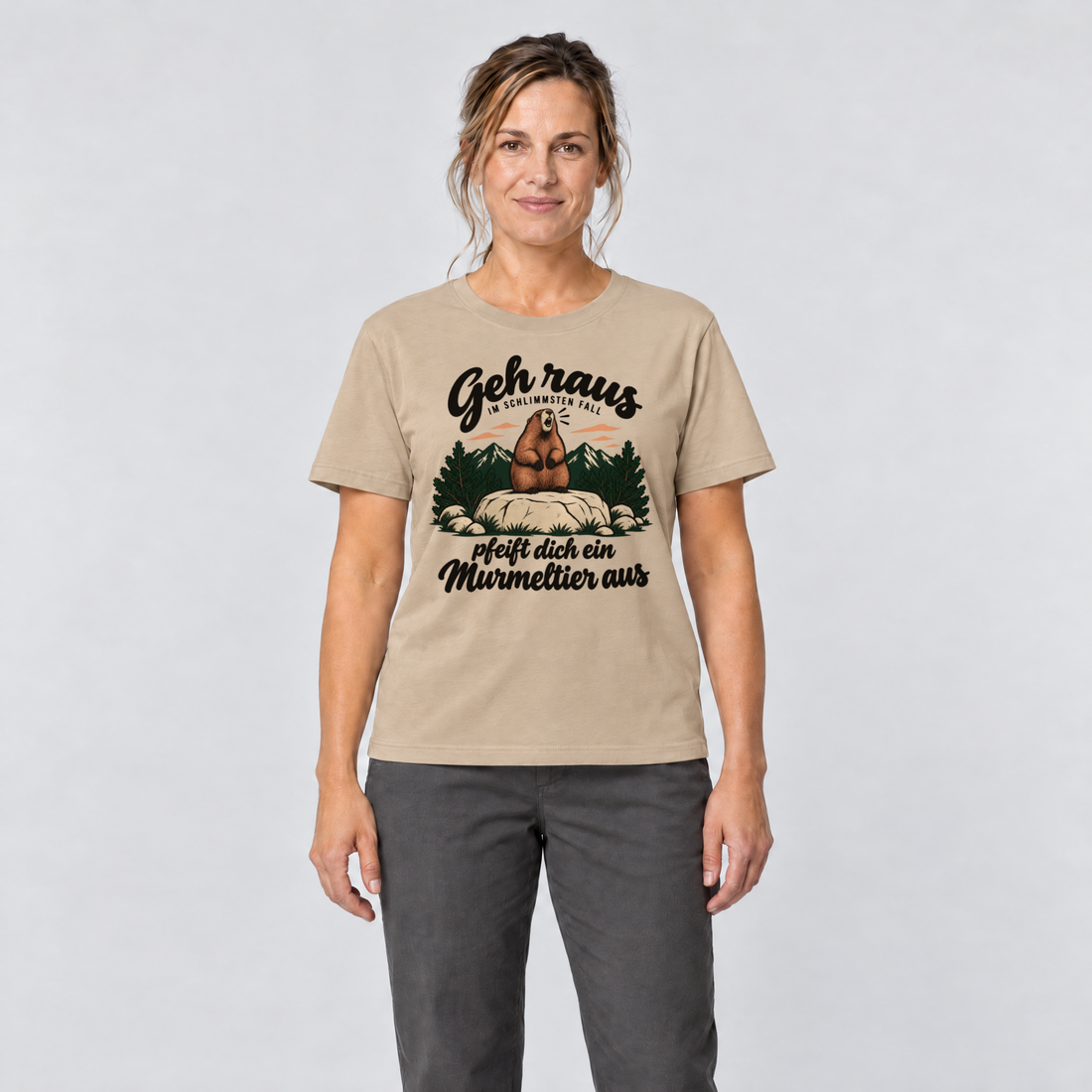 Frau trägt Pfeift dich ein Murmeltier aus – T-Shirt Unisex in Sand, Ansicht von vorn