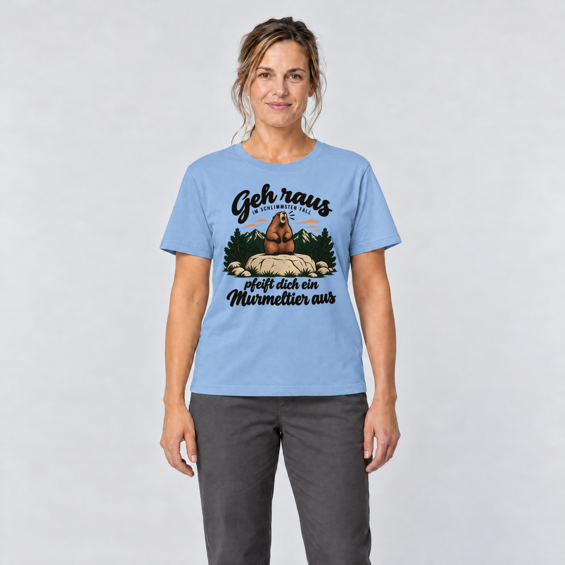 Frau trägt Pfeift dich ein Murmeltier aus – T-Shirt Unisex in Himmelblau, Ansicht von vorn