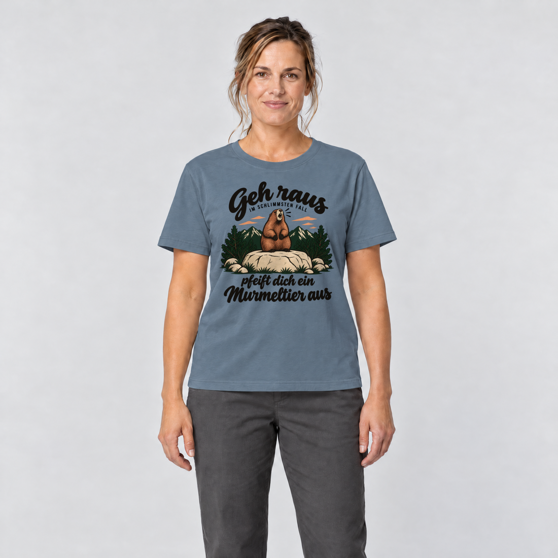 Frau trägt Pfeift dich ein Murmeltier aus – T-Shirt Unisex in Steinblau, Ansicht von vorn