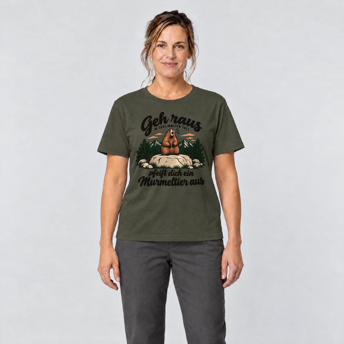 Frau trägt Pfeift dich ein Murmeltier aus – T-Shirt Unisex in Oliv, Ansicht von vorn