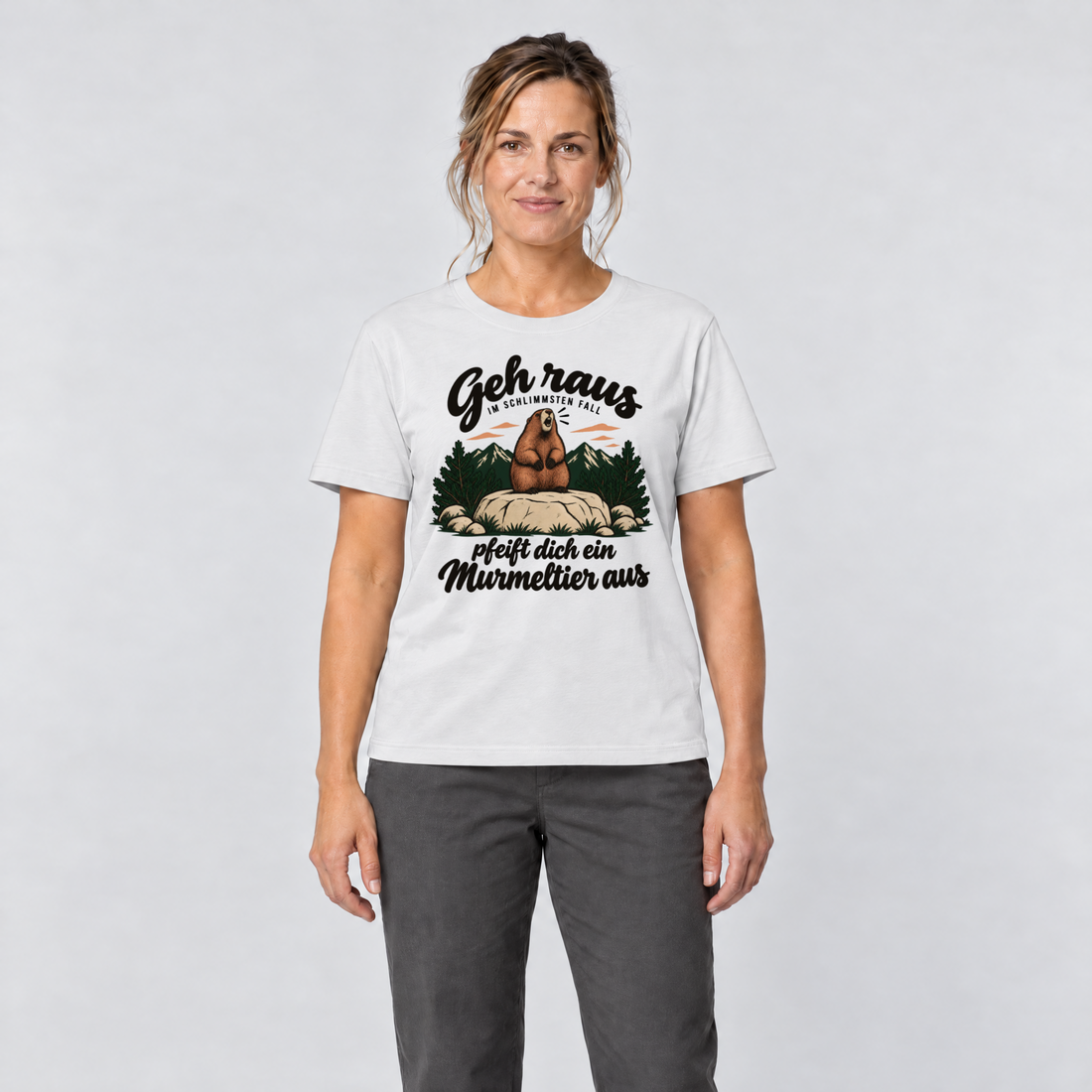 Frau trägt Pfeift dich ein Murmeltier aus – T-Shirt Unisex in Weiß, Ansicht von vorn