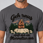 Nahaufnahme des Drucks: Pfeift dich ein Murmeltier aus – T-Shirt Unisex in Dunkelgrau, von einem Mann getragen