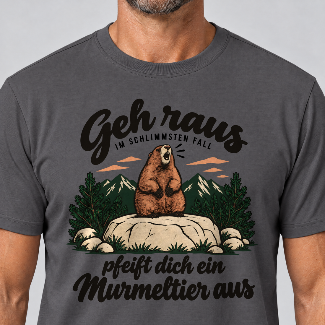 Nahaufnahme des Drucks: Pfeift dich ein Murmeltier aus – T-Shirt Unisex in Dunkelgrau, von einem Mann getragen