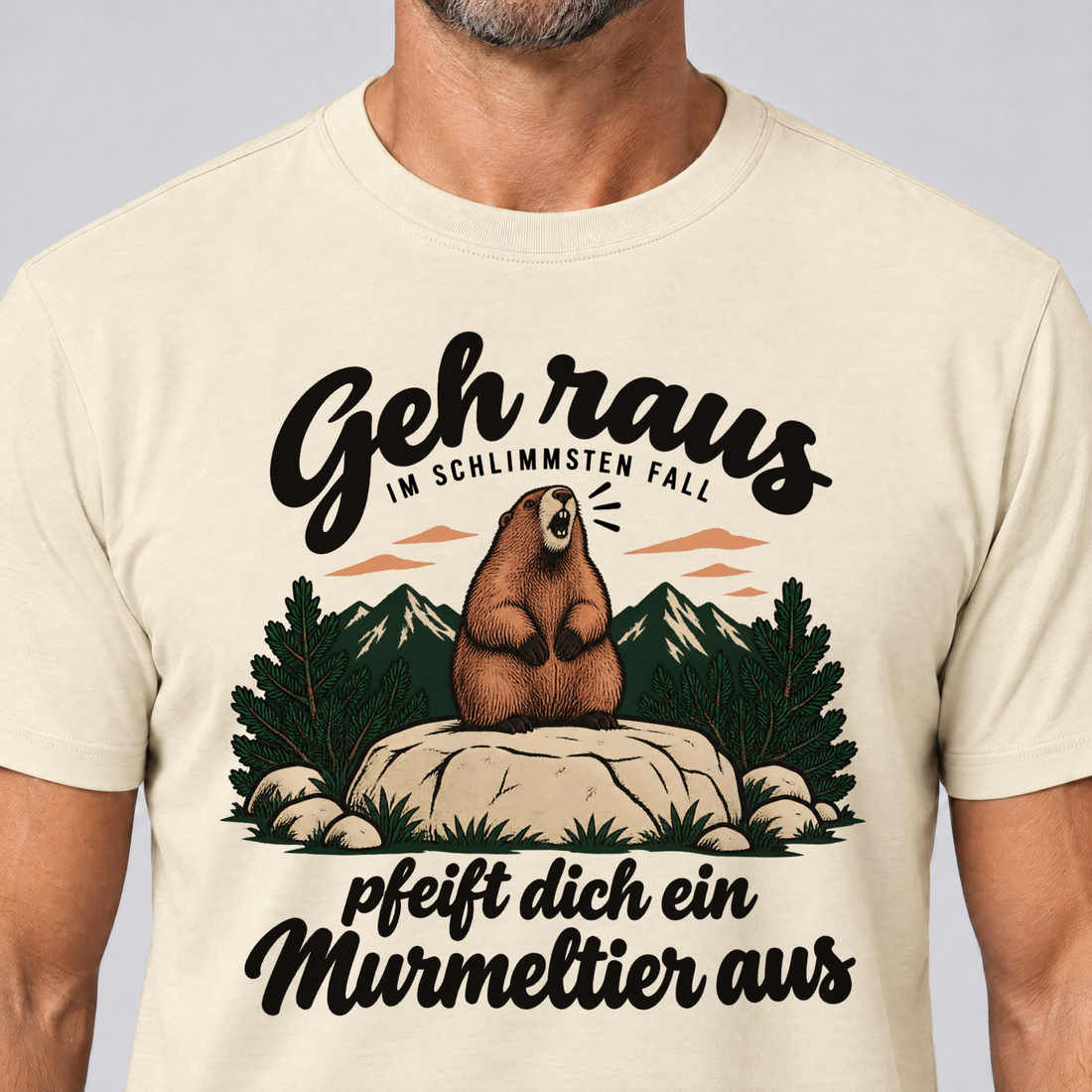 Nahaufnahme des Drucks: Pfeift dich ein Murmeltier aus – T-Shirt Unisex in Natur, von einem Mann getragen