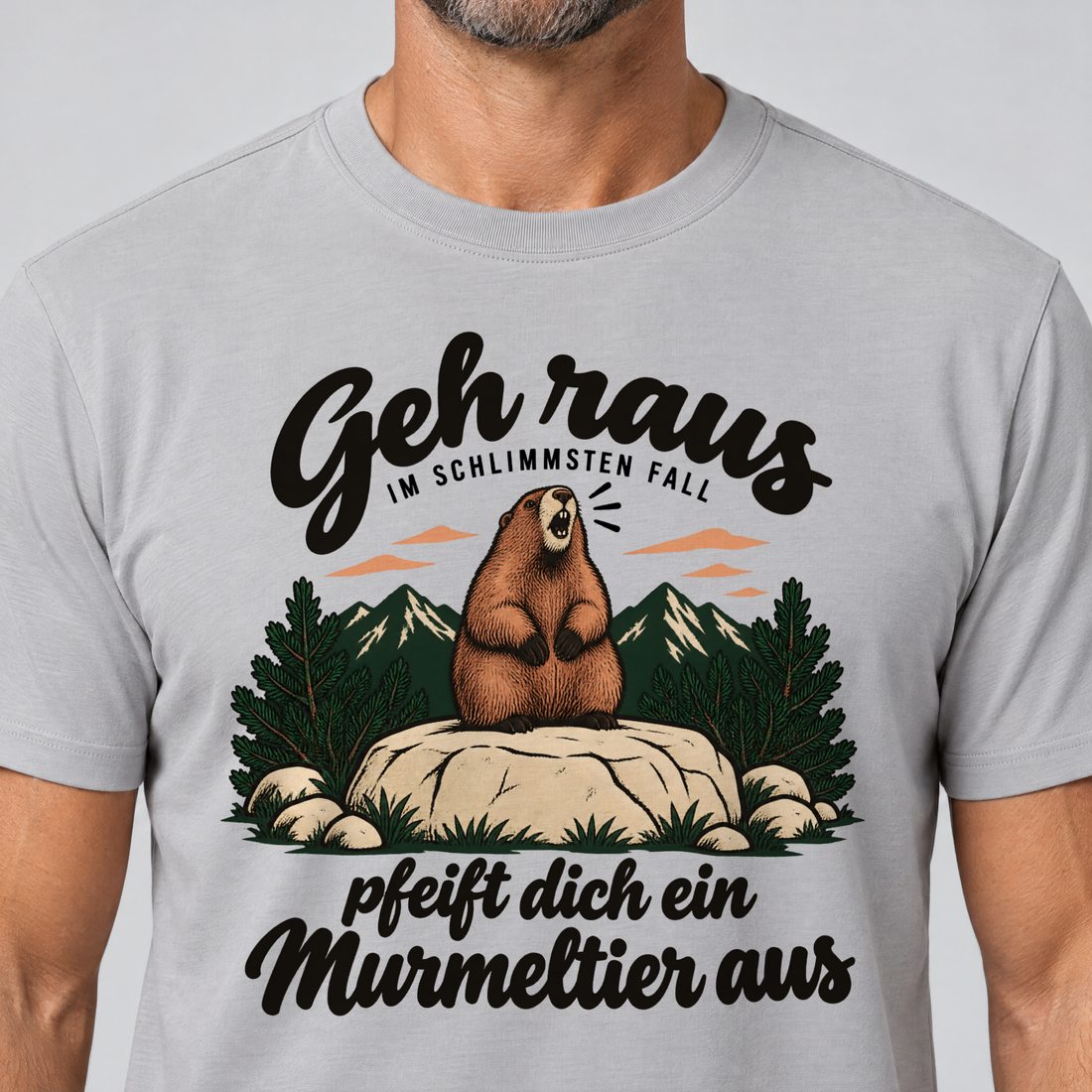 Nahaufnahme des Drucks: Pfeift dich ein Murmeltier aus – T-Shirt Unisex in Hellgrau, von einem Mann getragen