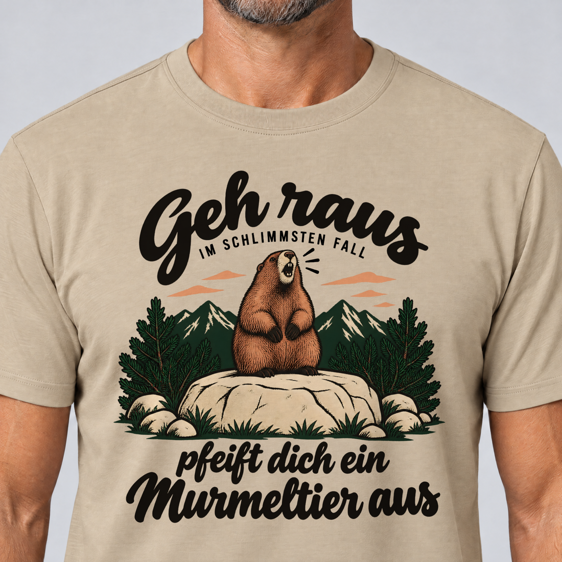 Nahaufnahme des Drucks: Pfeift dich ein Murmeltier aus – T-Shirt Unisex in Sand, von einem Mann getragen