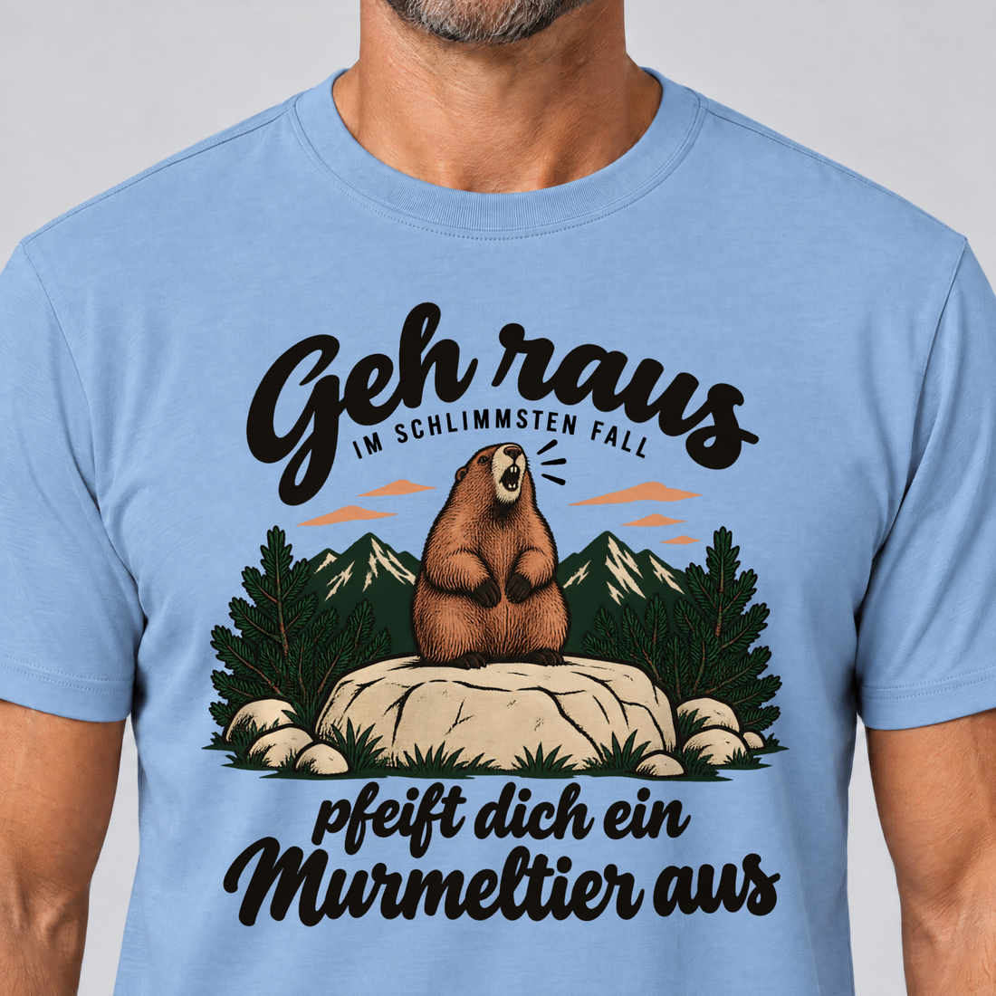 Nahaufnahme des Drucks: Pfeift dich ein Murmeltier aus – T-Shirt Unisex in Himmelblau, von einem Mann getragen