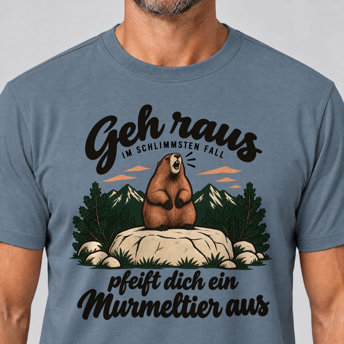 Nahaufnahme des Drucks: Pfeift dich ein Murmeltier aus – T-Shirt Unisex in Steinblau, von einem Mann getragen