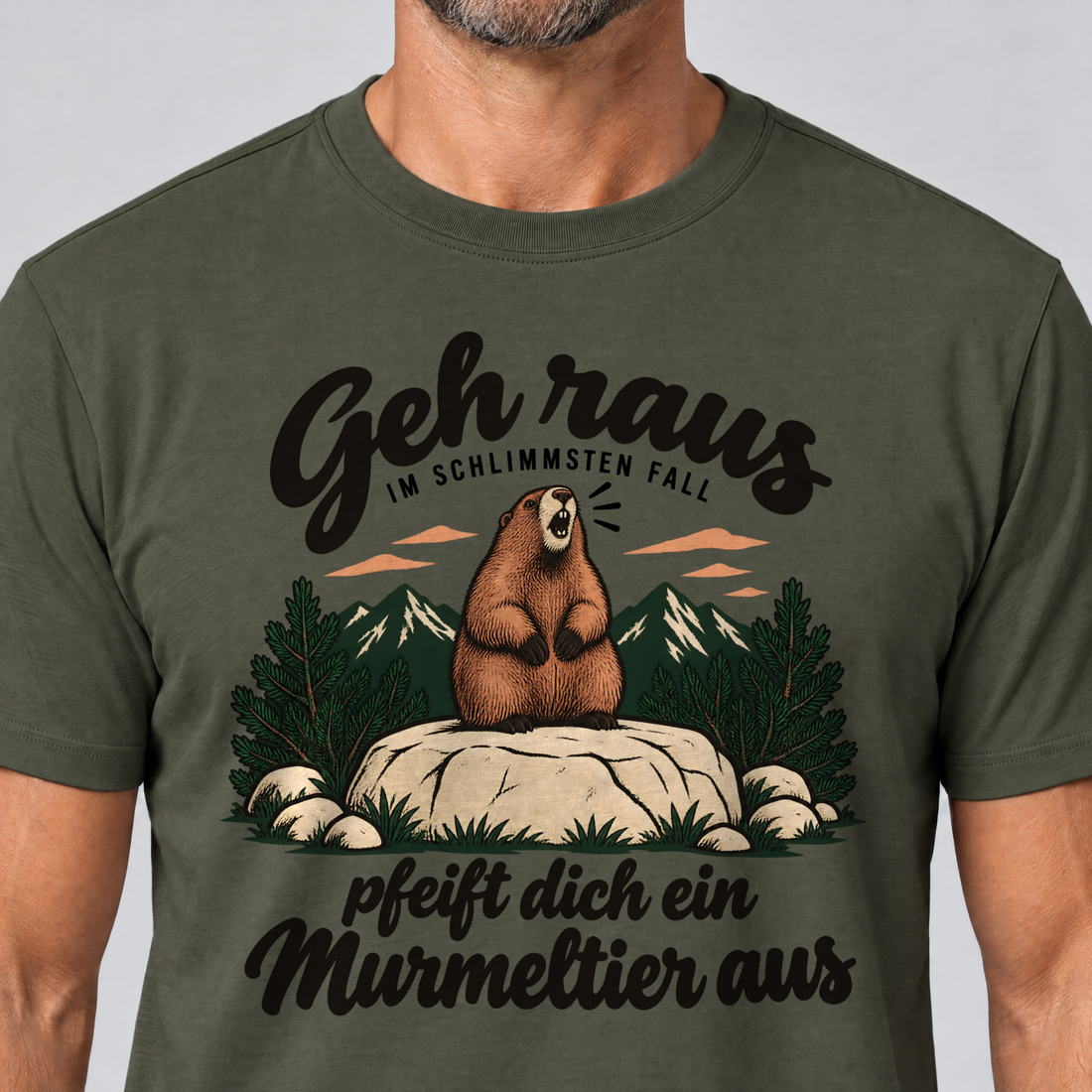 Nahaufnahme des Drucks: Pfeift dich ein Murmeltier aus – T-Shirt Unisex in Oliv, von einem Mann getragen