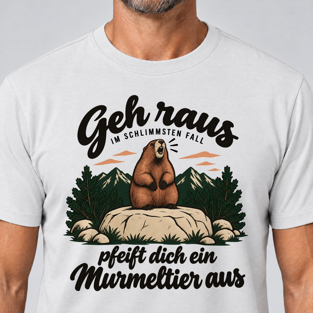 Nahaufnahme des Drucks: Pfeift dich ein Murmeltier aus – T-Shirt Unisex in Weiß, von einem Mann getragen