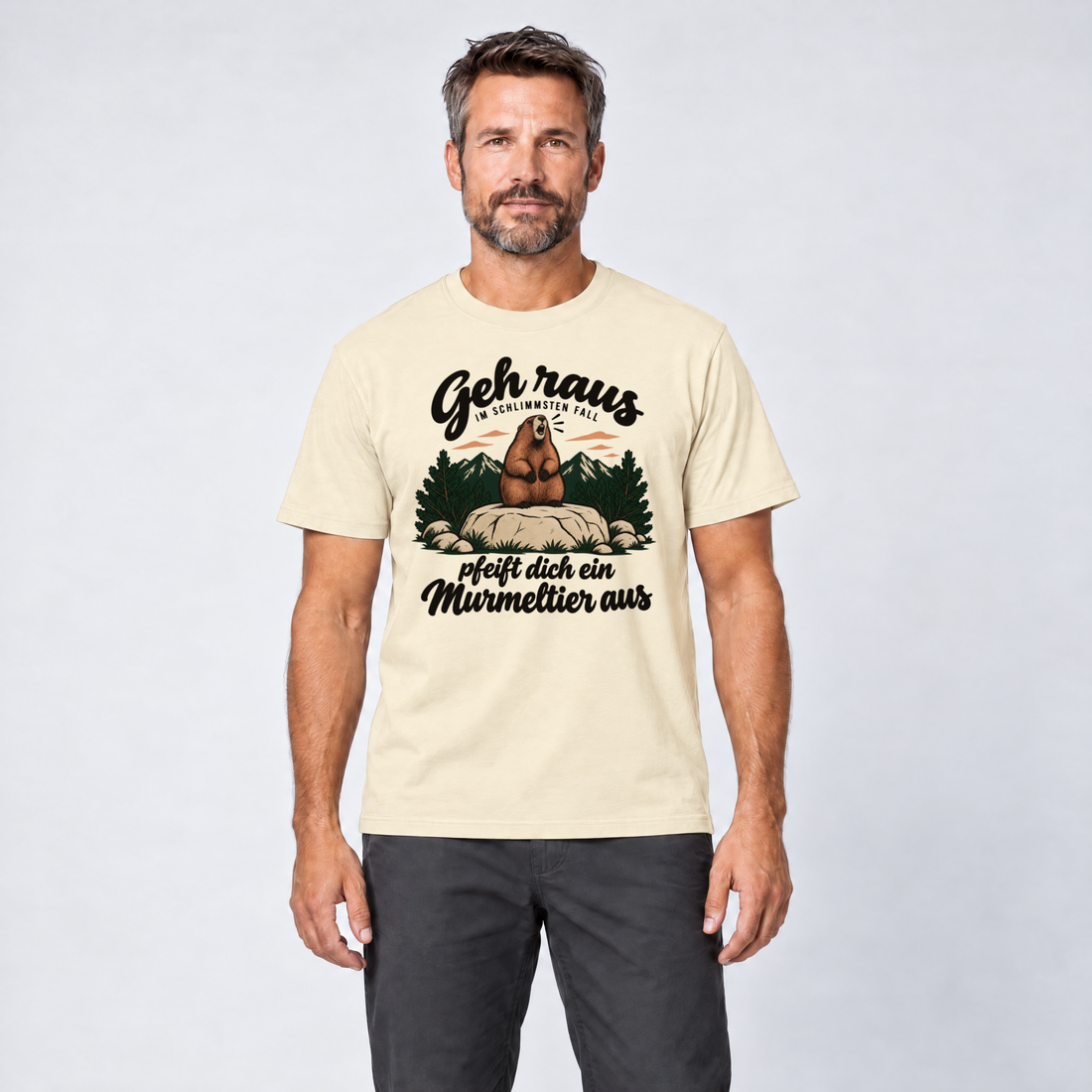 Mann trägt Pfeift dich ein Murmeltier aus – T-Shirt Unisex in Natur, Ansicht von vorn