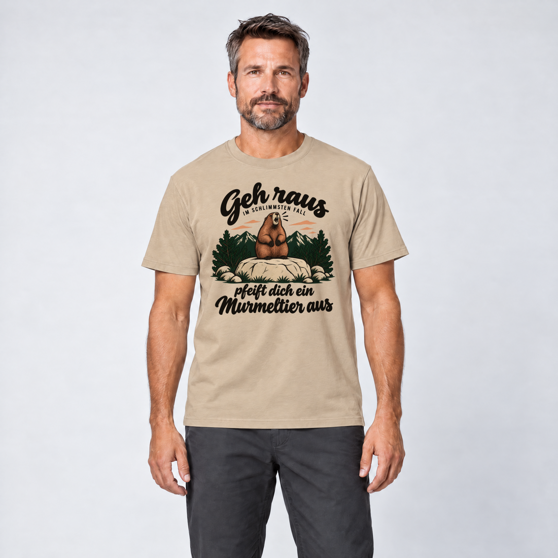 Mann trägt Pfeift dich ein Murmeltier aus – T-Shirt Unisex in Sand, Ansicht von vorn