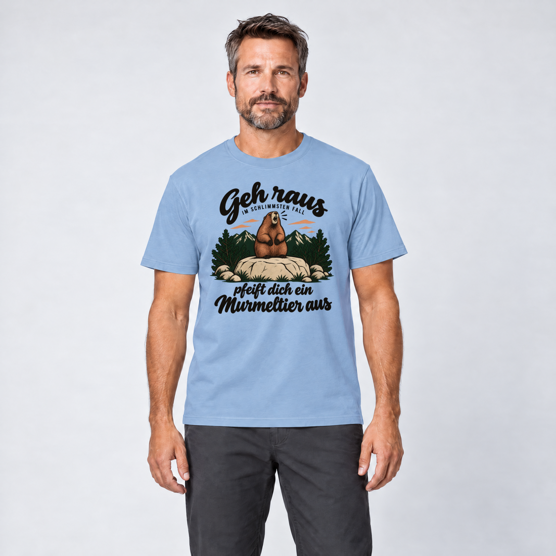 Mann trägt Pfeift dich ein Murmeltier aus – T-Shirt Unisex in Himmelblau, Ansicht von vorn