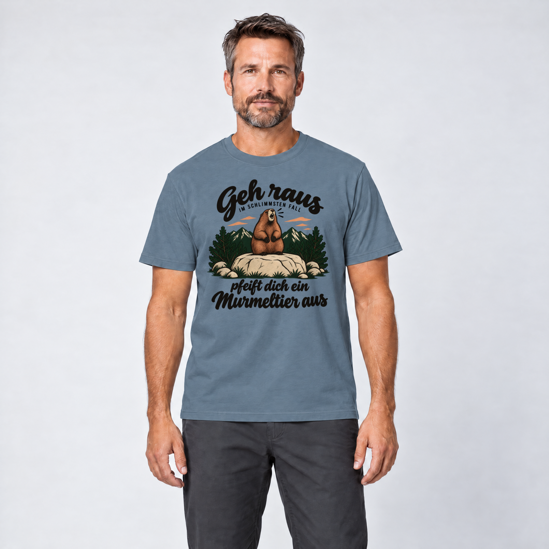 Mann trägt Pfeift dich ein Murmeltier aus – T-Shirt Unisex in Steinblau, Ansicht von vorn