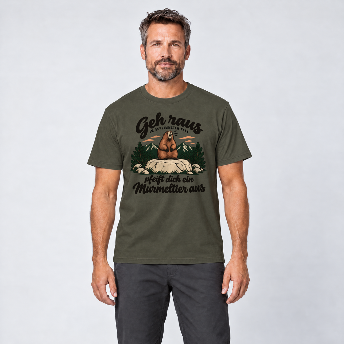 Mann trägt Pfeift dich ein Murmeltier aus – T-Shirt Unisex in Oliv, Ansicht von vorn