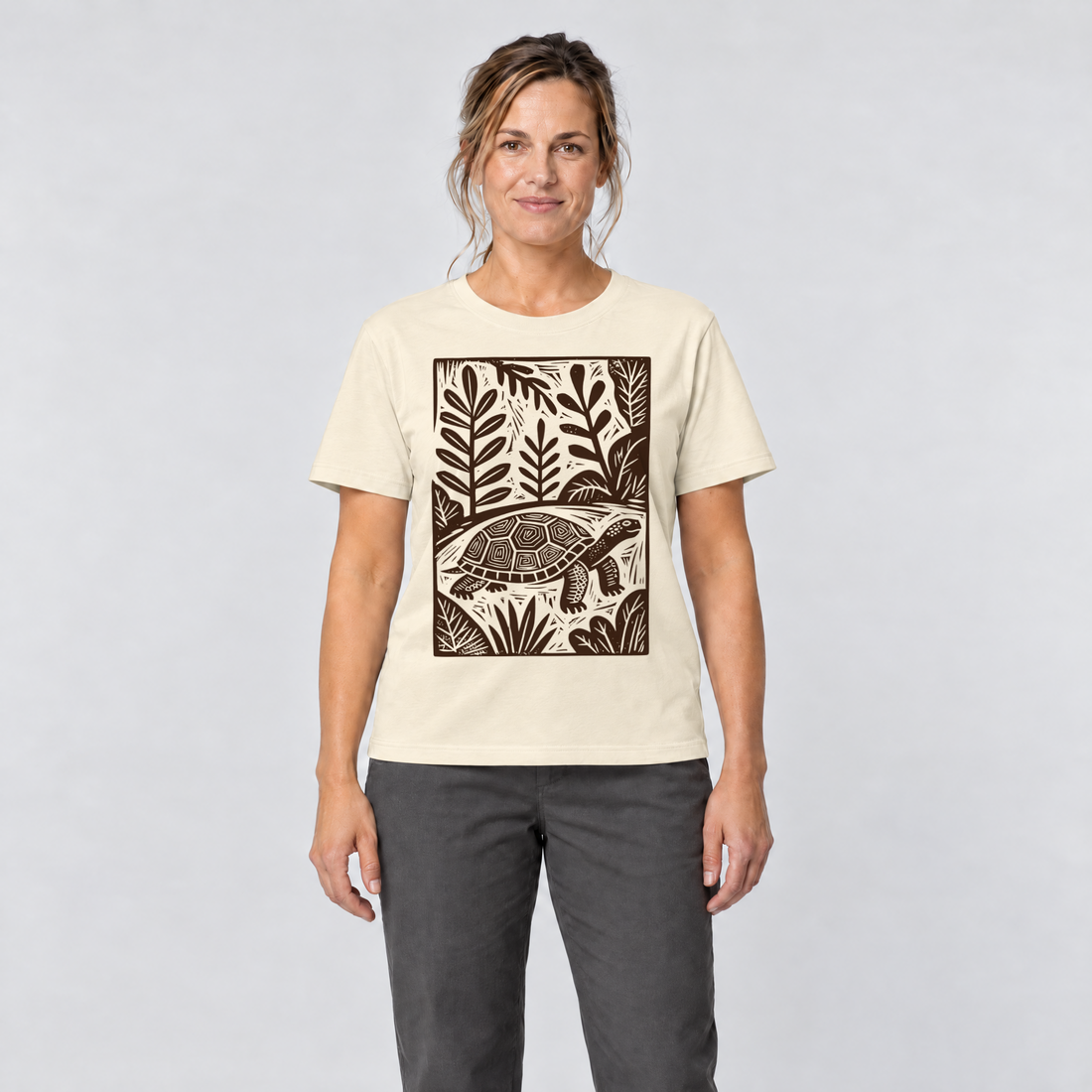 Frau trägt Schildkröte im Linolschnitt – T-Shirt Unisex in Natur, Ansicht von vorn