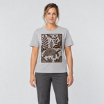 Frau trägt Schildkröte im Linolschnitt – T-Shirt Unisex in Hellgrau, Ansicht von vorn