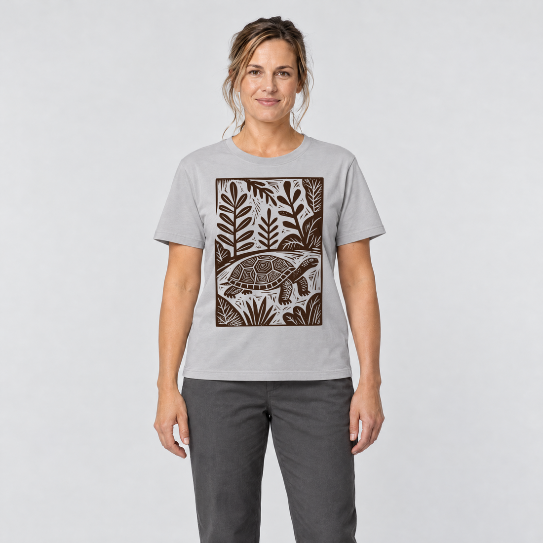 Frau trägt Schildkröte im Linolschnitt – T-Shirt Unisex in Hellgrau, Ansicht von vorn