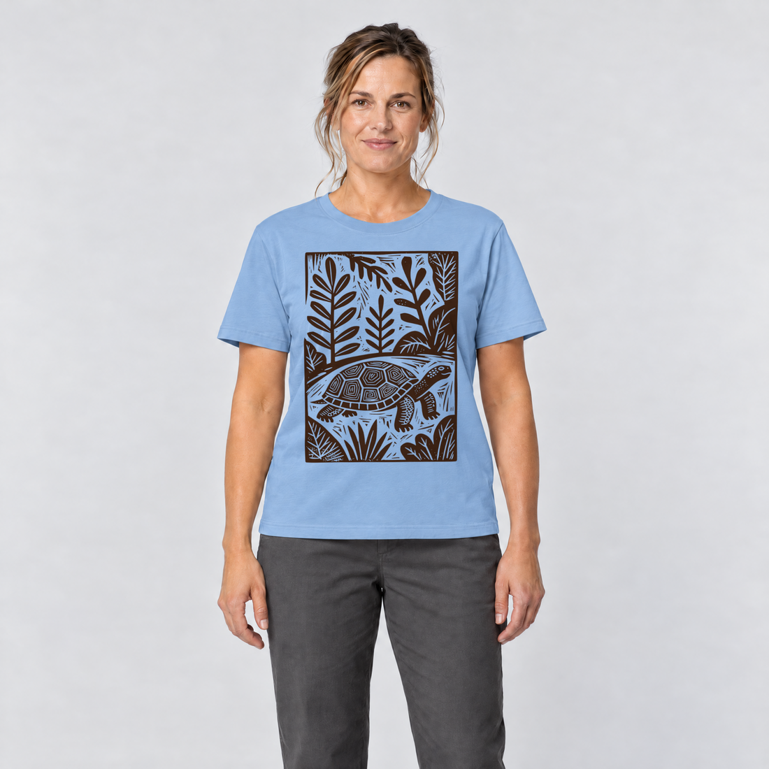 Frau trägt Schildkröte im Linolschnitt – T-Shirt Unisex in Himmelblau, Ansicht von vorn
