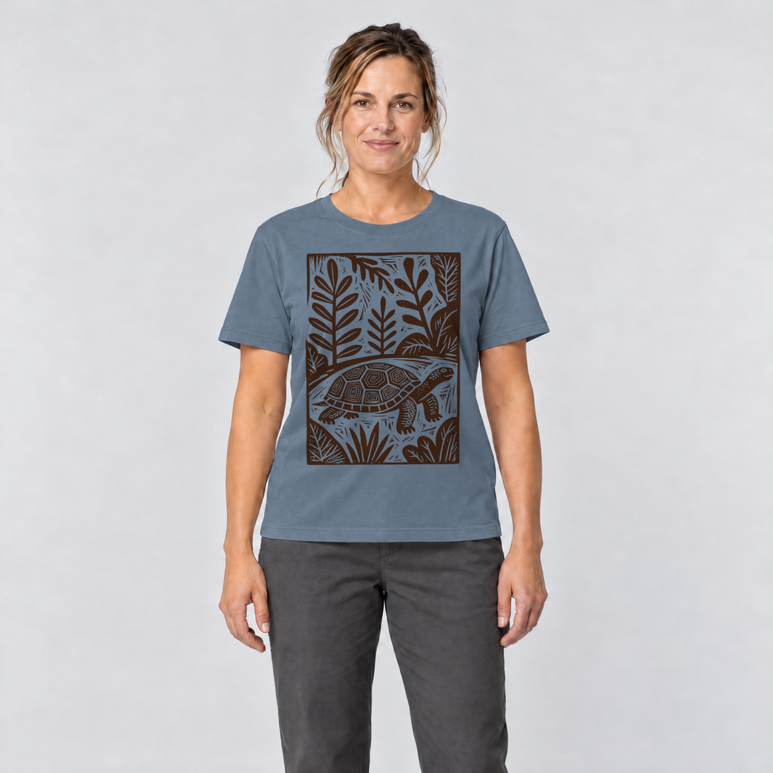Frau trägt Schildkröte im Linolschnitt – T-Shirt Unisex in Steinblau, Ansicht von vorn