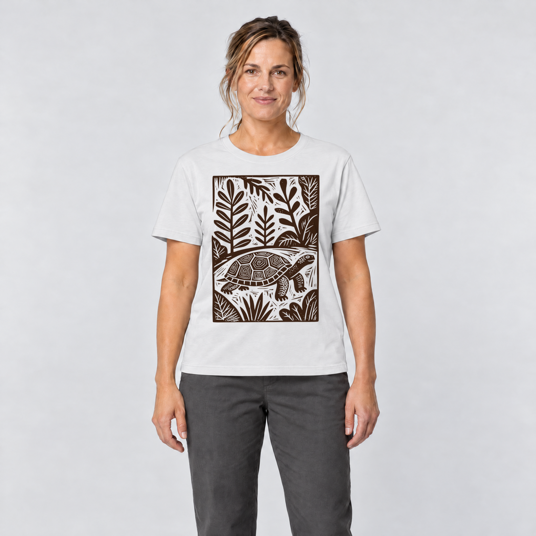 Frau trägt Schildkröte im Linolschnitt – T-Shirt Unisex in Weiß, Ansicht von vorn