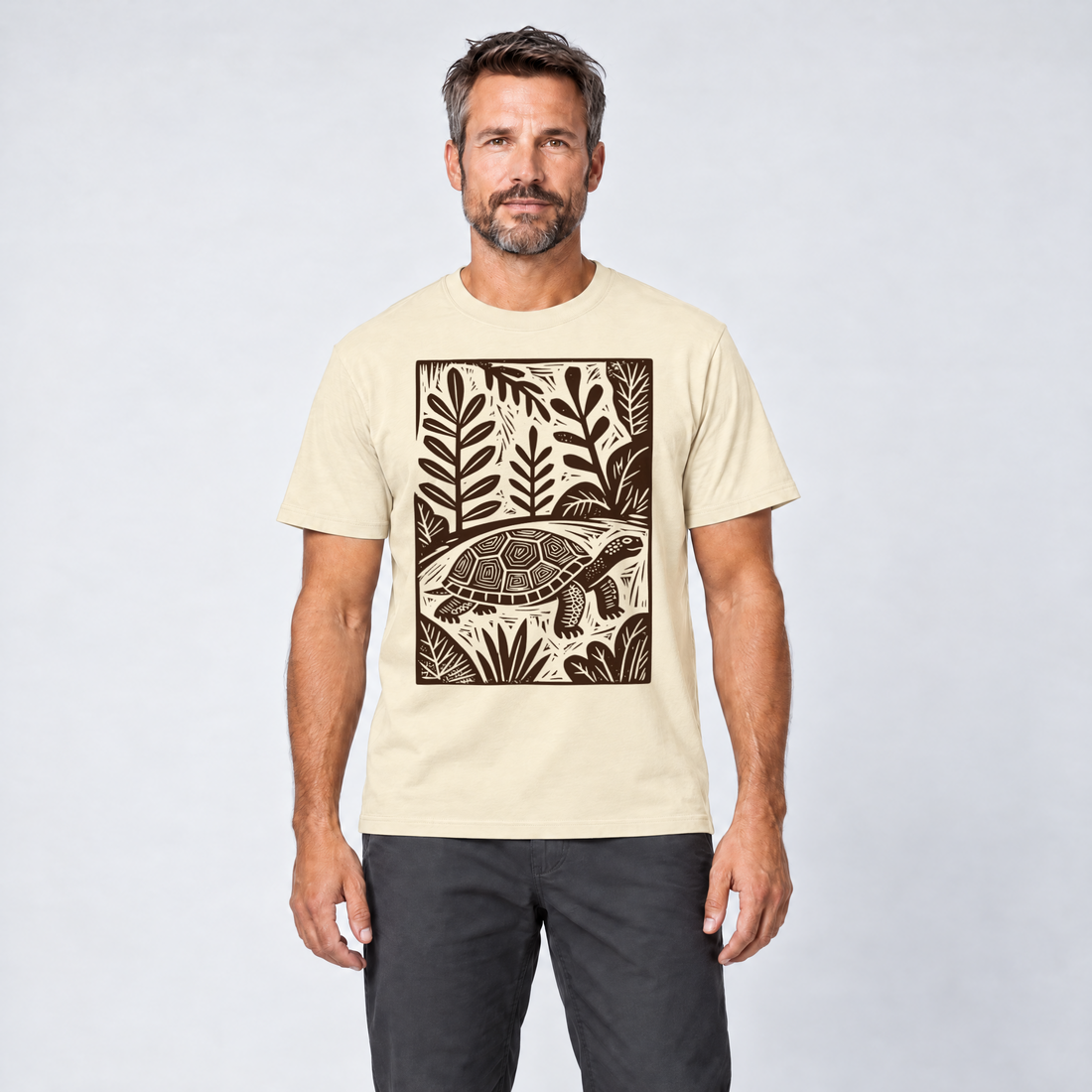 Mann trägt Schildkröte im Linolschnitt – T-Shirt Unisex in Natur, Ansicht von vorn