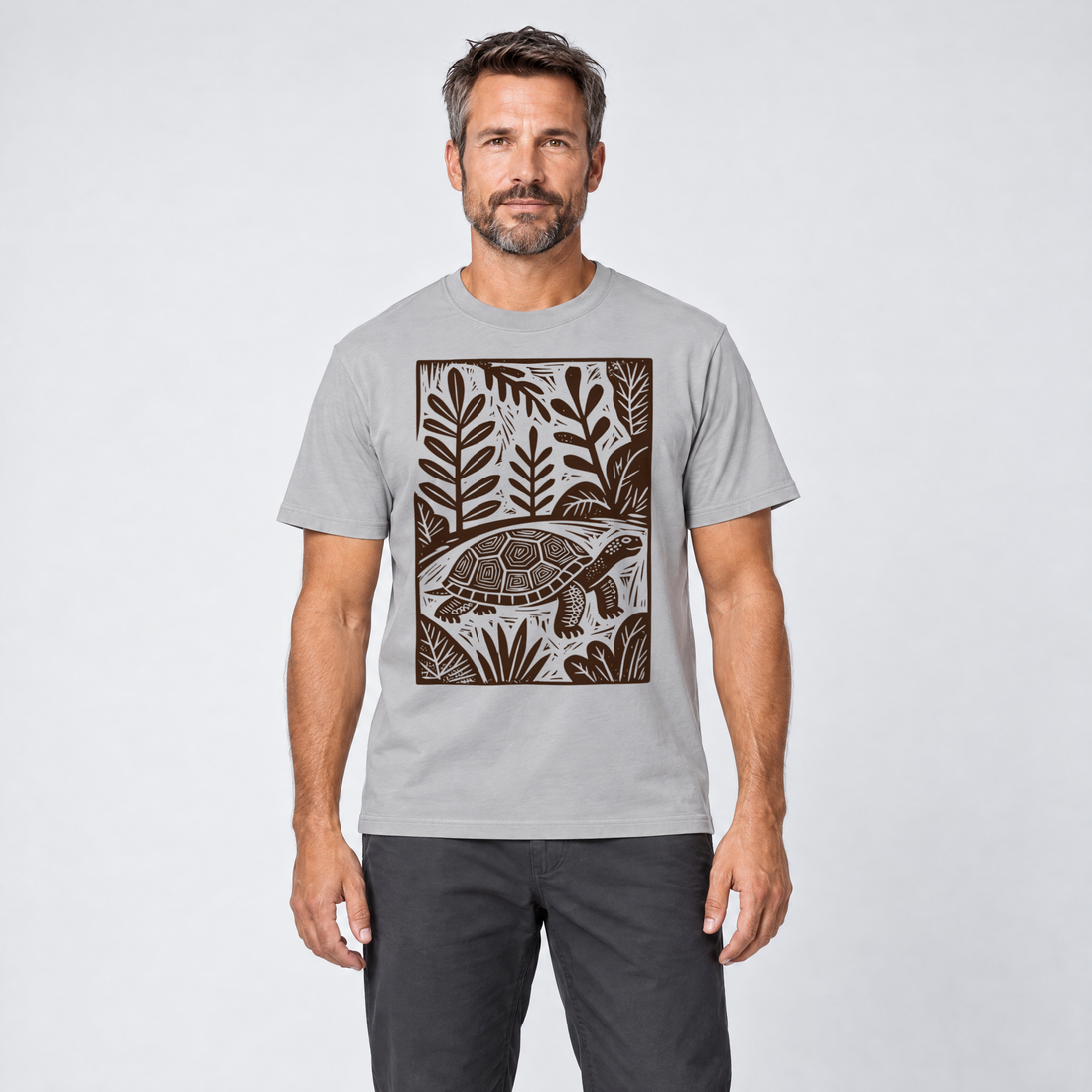 Mann trägt Schildkröte im Linolschnitt – T-Shirt Unisex in Hellgrau, Ansicht von vorn
